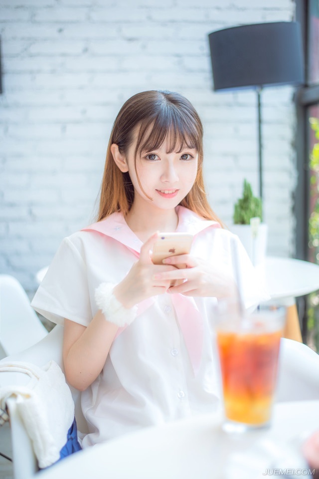 “是。”虽然不明白发生了什么事，管家也没干多问，连忙躬身答应一声，带了几名家丁前往刘璝的岳父那里准备接人，只是刘璝的夫人已经先一步离开，并没有接到，当这件事情被管家告知刘璝之后。